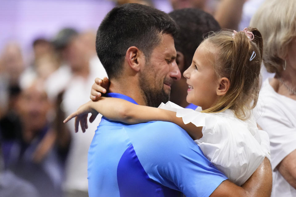 El serbio Novak Djokovic celebra con su hija Tara tras derrotar al ruso Daniil Medvedev en la final del US Open, el domingo 10 de septiembre de 2023, en Nueva York. (AP Foto/Manu Fernández)