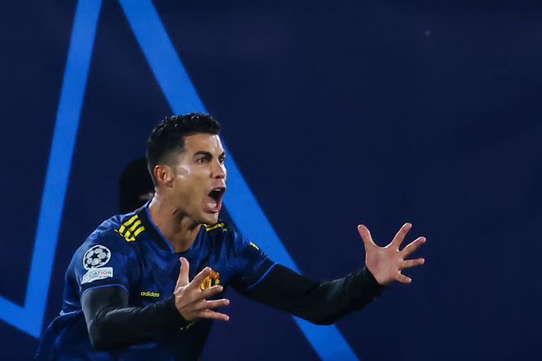 El delantero portugués del Manchester United, Cristiano Ronaldo, reacciona durante el partido de fútbol del Grupo F de la Liga de Campeones de la UEFA entre el Villarreal CF y el Manchester United, en el estadio La Ceramica de Vila-real el 23 de noviembre de 2021