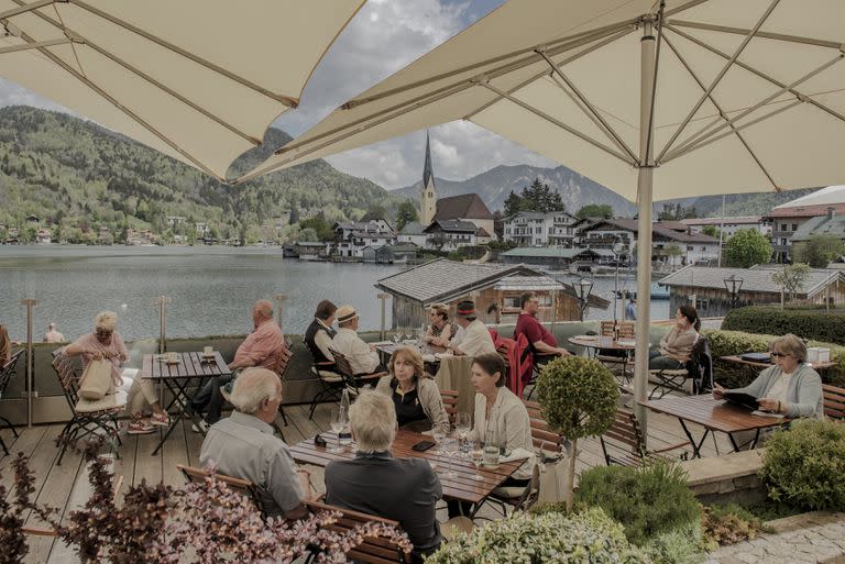 Comensales en un hotel de lujo junto al lago Tegernsee, en Rottach-egern, Alemania, 9 de mayo de 2022. 