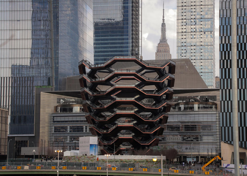 <p>Su estructura recuerda a la de un panal y tiene forma ovalada. En la base hay 15 metros lineales y 45 en la cima de la escultura. (Foto: Brendan McDermid / Reuters). </p>
