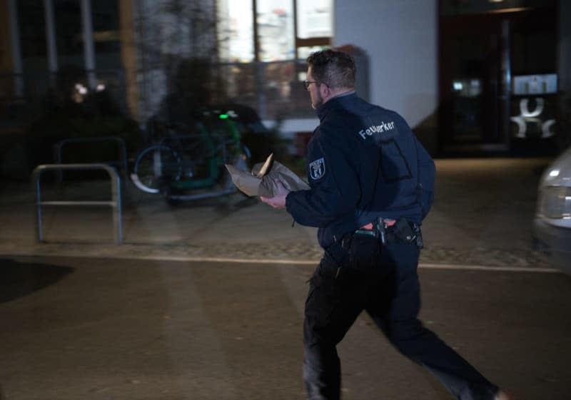 An employee of the Explosive Ordnance Disposal Service carries an object classified as dangerous, which resembles a small grenade, in front of the home of former RAF terrorist Daniela Klette, which was evacuated due to a possible danger. The former terrorist of the Red Army Faction (RAF), Daniela Klette, was captured on Monday in Berlin-Kreuzberg. Paul Zinken/dpa