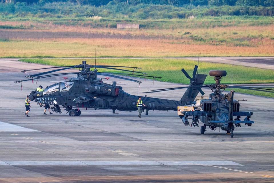 AH-64E阿帕契攻擊直升機被塗裝成「虎斑、白色鯊魚尖牙」的「彩繪機」，航特部一度以不符作戰實需為由取消陳展。（圖：世界特種部隊與軍武資料庫臉書、軍友提供）