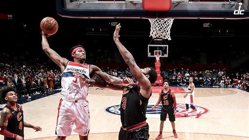 比爾（Bradley Beal）超狂隔扣，卓蒙德（Andre Drummond）糗成背景。（圖／翻攝自巫師推特）