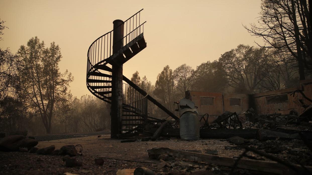 Das Haus ist weg, die Wendeltreppe steht noch, nachdem das «Camp Fire» zugeschlagen hatte. Foto: John Locher/AP