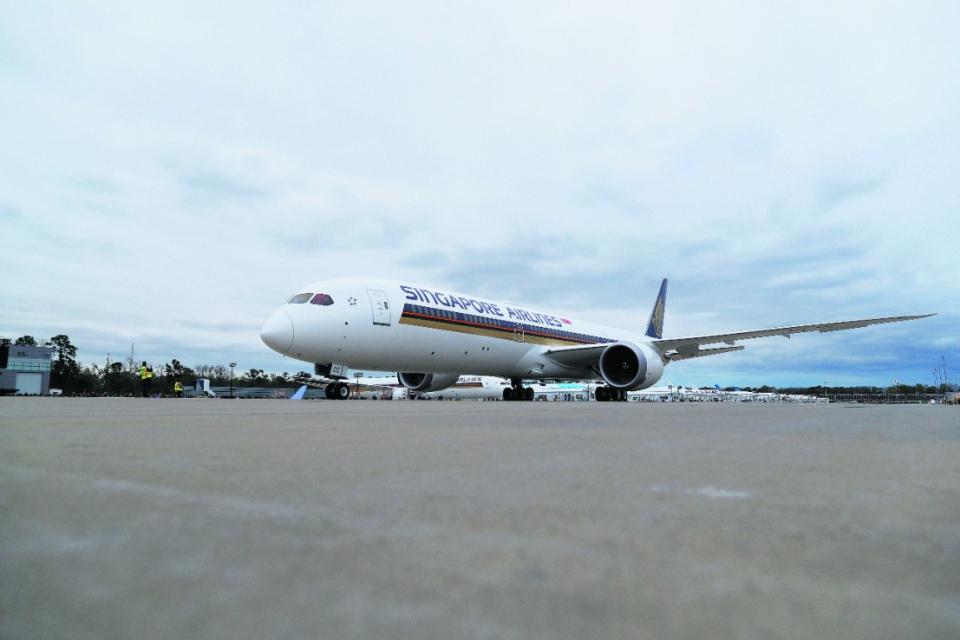 A Boeing 787-10 Dreamliner sits on the tarmac before a delivery ceremony to Singapore Airlines at the Boeing South Carolina Plant in North Charleston, South Carolina, United States.  (REUTERS/Randall Hill - RC1B084CB1C0)