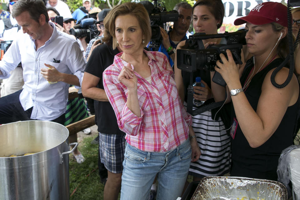 <p>Carly Fiorina squeezed past reporters and pots of corn during a visit to The Corn Stand.</p>