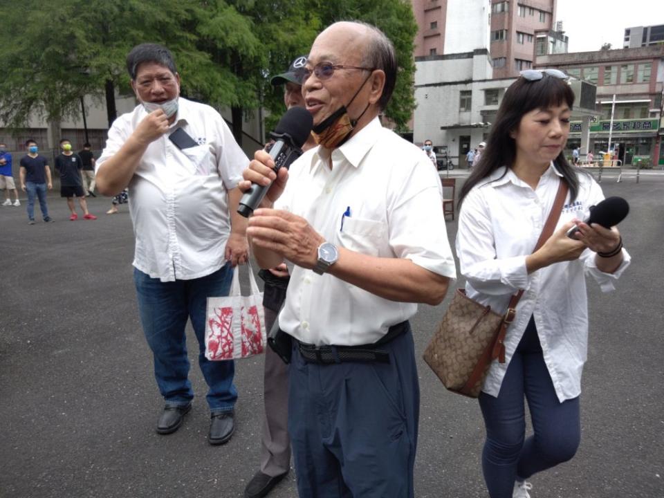 蘭陽技術學院熄燈前夕，校友會舉辦「再聚首！作伙唱校歌」，第四任校長魏文雄專程趕來陪同校友們作伙唱校歌、巡禮。（記者林坤瑋攝）