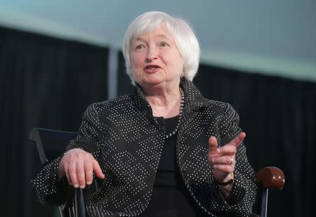 La presidenta de la Reserva Federal, Janet Yellen, en una charla en la Universidad de Harvard en Cambridge, EEUU, mayo 27, 2016. La Reserva Federal de Estados Unidos debería subir las tasas de interés "en los próximos meses" si la economía estadounidense se recupera según se espera y si el mercado laboral continúa fortaleciéndose, dijo el viernes la presidenta de la Fed, Janet Yellen. REUTERS/Brian Snyder