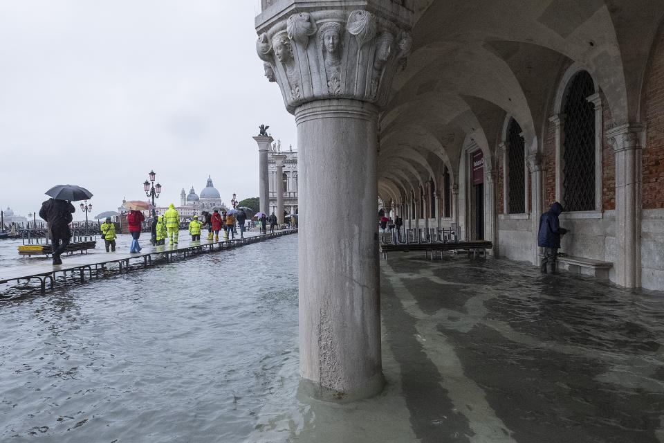 L'Amministrazione comunale di Venezia presenterà richiesta di stato di crisi alla Regione Veneto. Il sindaco Brugnaro: "Tutti i cittadini e le imprese raccolgano materiale utile a dimostrare i danni subiti con fotografie, video, documenti o altro nei prossimi giorni comunicheremo le modalità precise per la richiesta di contributo". Disposta intanto la chiusura delle scuole di Venezia e isole di ogni ordine e grado. (Photo by Stefano Mazzola/Awakening/Getty Images)