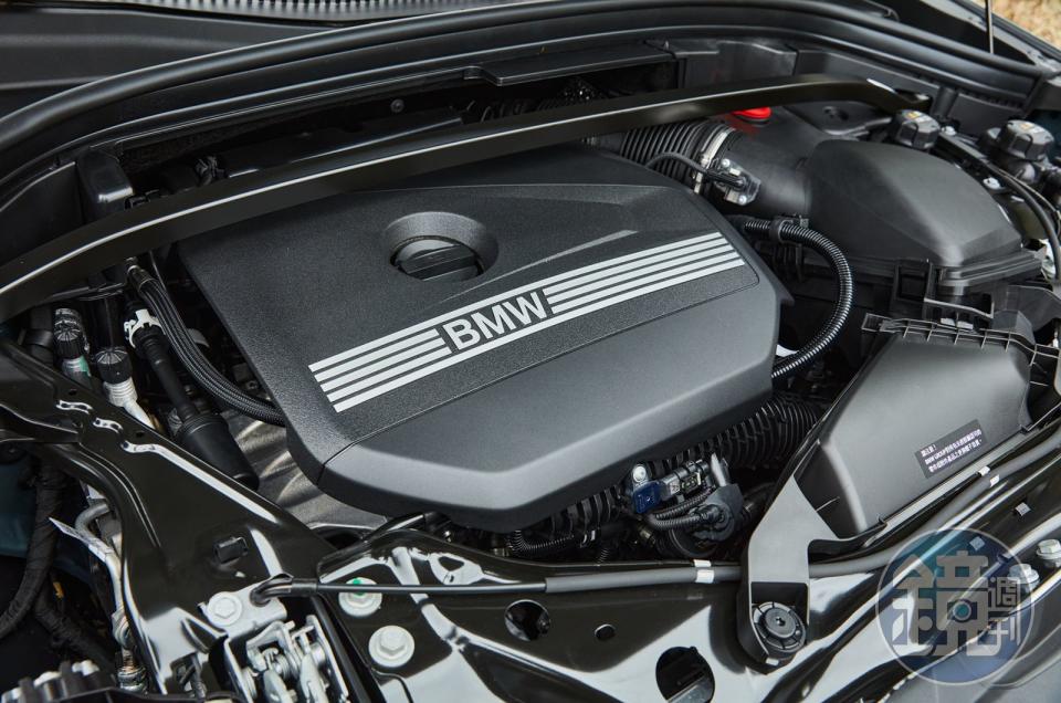 sDrive20i搭載1.5升三缸渦輪增壓汽油引擎，擁有156匹馬力與24.5kgm的最大動力輸出，搭配第二代48V輕油電系統，可於全油門急加速時作動eBoost提供額外19匹馬力與4.0kgm扭力輔助。