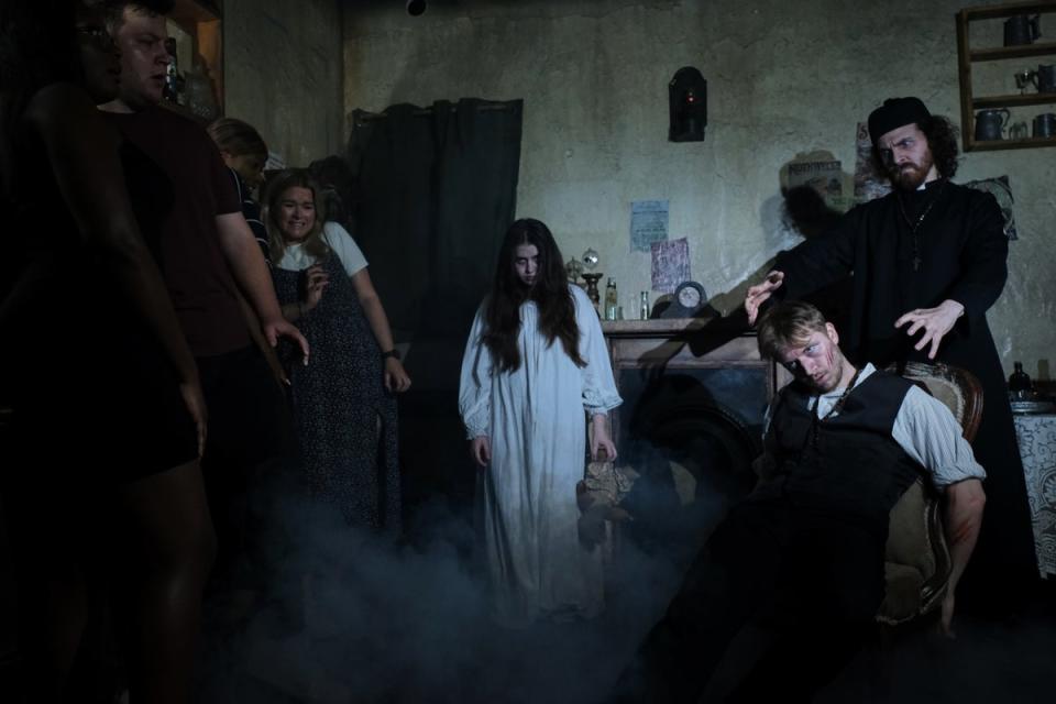 Experience the chilling whispers of lost souls in the London Dungeon (PinPep)