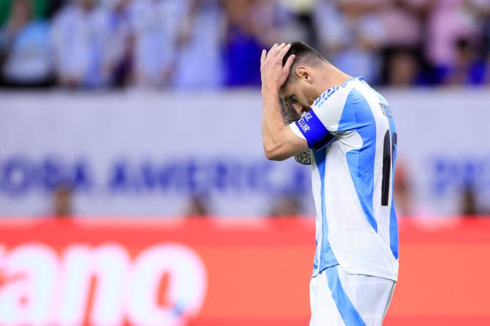 Messi se lamentó tras haber fallado un penal, el primero de la ronda.