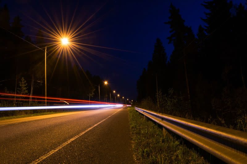 ▲有網友分享，一家人半夜從開車準備下山，沒想到路途中卻見到「2雙手狂揮」，讓他們嚇壞了。（示意圖／翻攝Pexels）