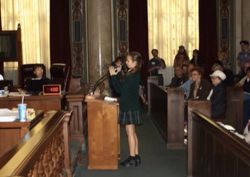 Nalleli Cobo durante una audiencia ante las autoridades de la ciudad.