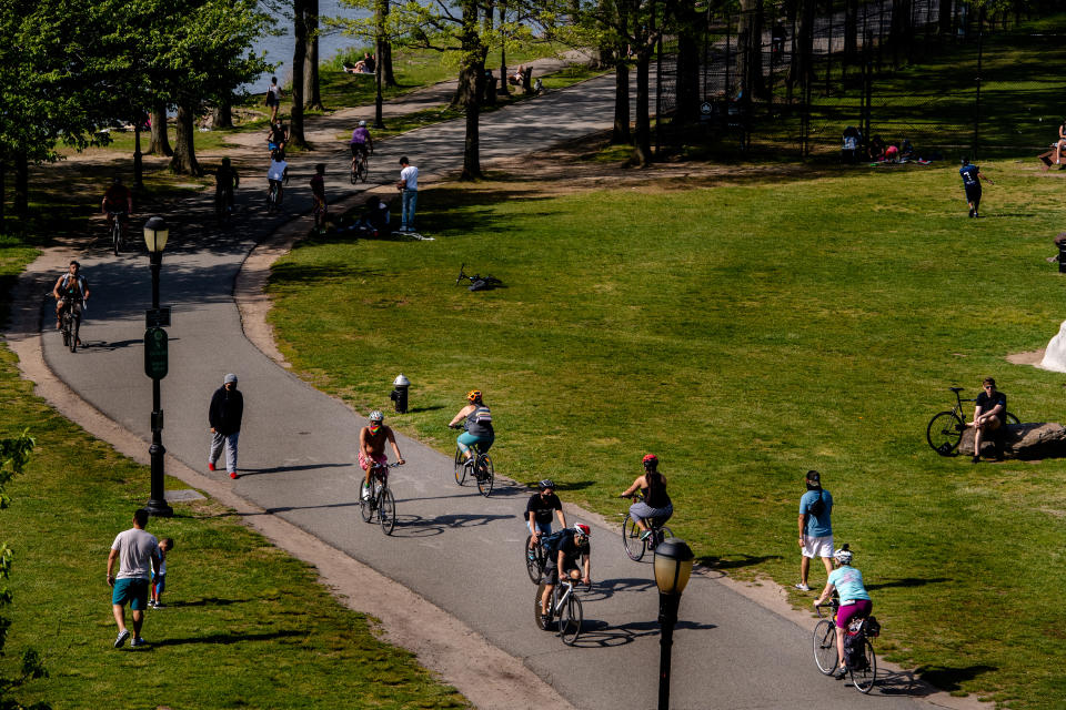 Los ciclistas en la autopista del West Side atraviesan el Parque Estatal Riverbank en Nueva York, el viernes 15 de mayo de 2020. (Hilary Swift/The New York Times)