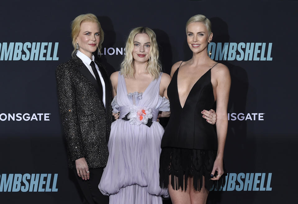 Nicole Kidman, de izquierda a derecha, Margot Robbie, y Charlize Theron llegan al estreno de "Bombshell" en el Regency Village Theatre el martes 10 de diciembre de 2019 en Los Angeles. (Foto Jordan Strauss/Invision/AP)