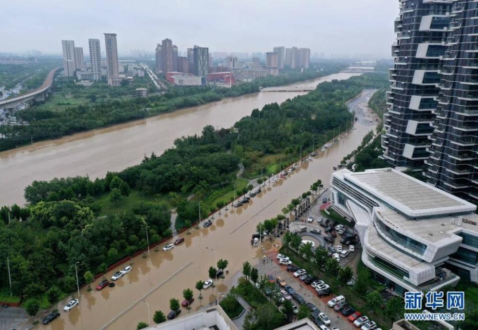 鄭州淹大水，河流潰堤，道路變成支流。   圖 : 翻攝自新華網