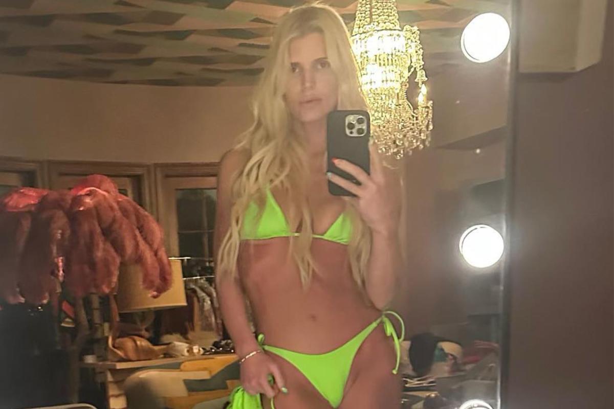 Jessica Simpson's Internet-Breaking Selfie Featured a Neon Green Bikini and  Platform Highlighter Pink Heels