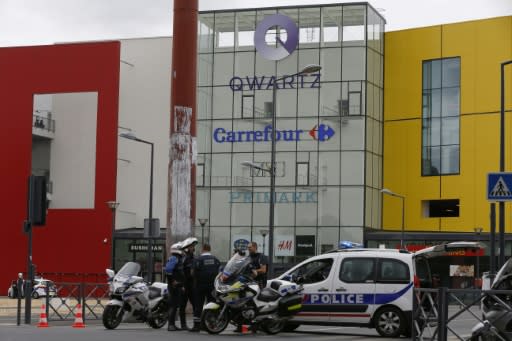 Bewaffnete haben nahe Paris eine Filiale der irischen Modekette Primark überfallen und einen Großeinsatz der Polizei ausgelöst (Bild: AFP)