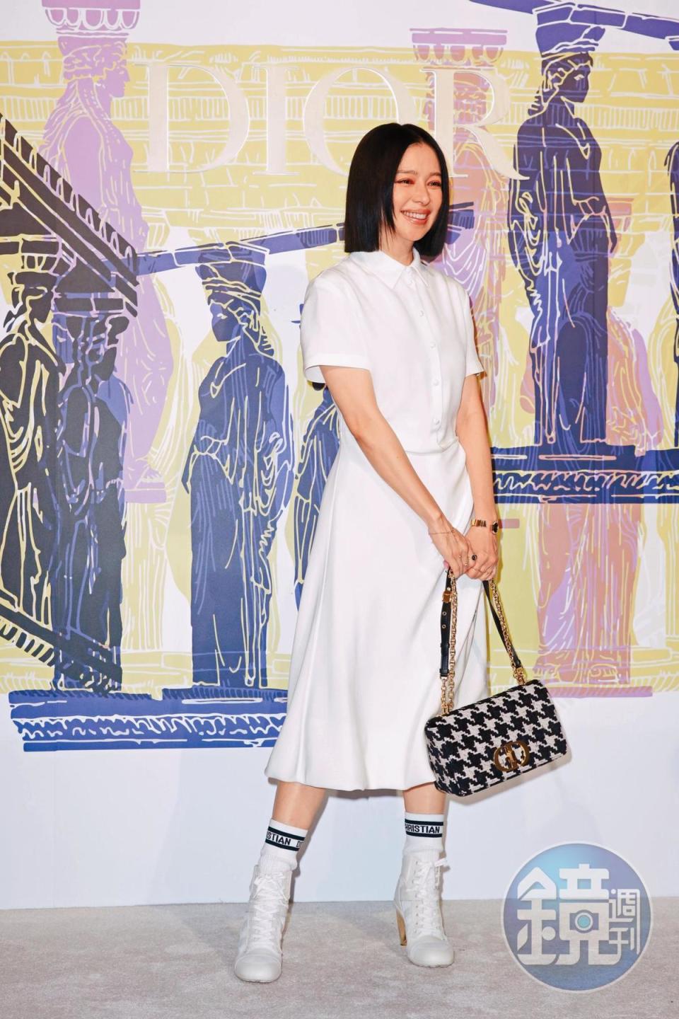 46歲徐若瑄：徐若瑄出席Dior 2022年早春度假系列預覽會，日本網紅健太郎笑說：「依台灣的紫外線照射量，肌膚那麼白很詭異耶！」