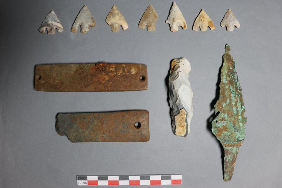 Weapons found at the site include flint arrowheads (Pauline Rostollan, INRAP)