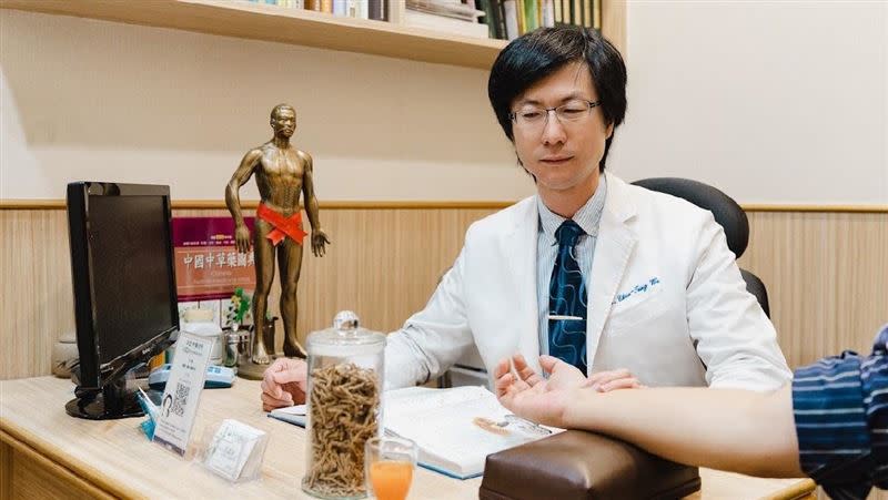 中醫師吳建東表示，治療「腦霧」除了多運動促進代謝外，也可能服用中藥材「遠志」緩解。（圖／翻攝畫面）