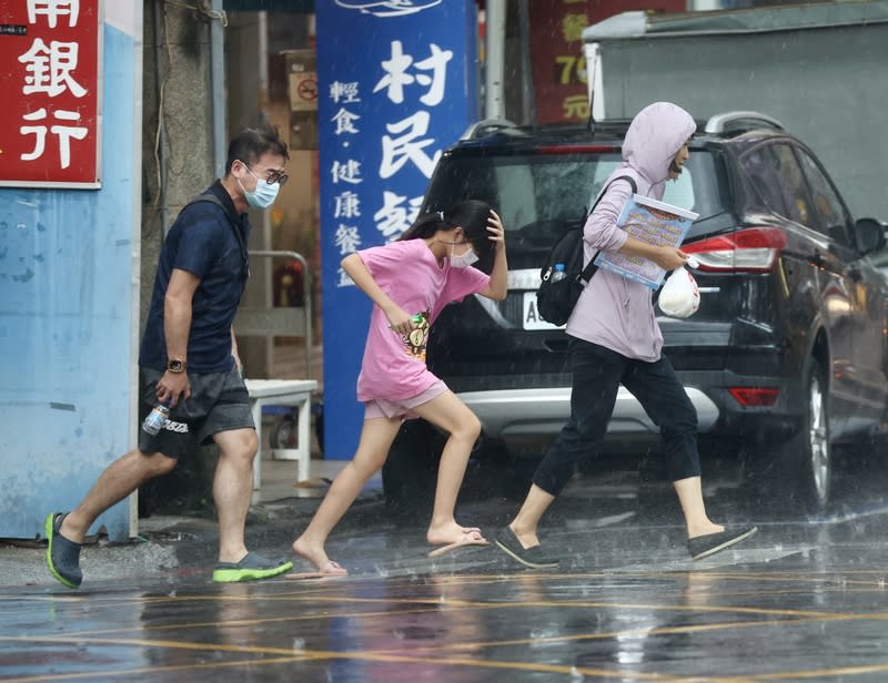 台北午後陣雨（1） 中央氣象署表示，29日午後中部以北易有局部大雨， 應注意短延時強降雨、雷擊及強陣風等劇烈天氣。圖 為台北車站附近沒帶雨具的民眾快跑過馬路避雨。 中央社記者張皓安攝　113年6月29日 