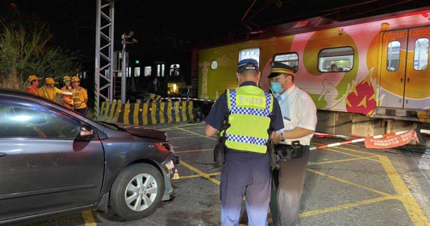 嘉義縣水上鄉溪洲平交道19日深夜11點多發生南下電聯車3297車次與疑似闖越平交道轎車擦撞意外。（圖／讀者提供／中國時報呂妍庭嘉義傳真）