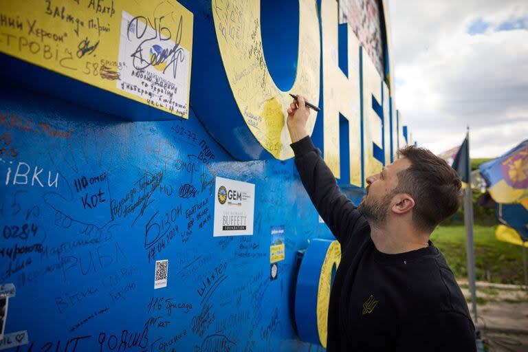 El presidente ucraniano, Volodimir Zelensky, visita las posiciones de primera línea en la región de Donetsk, en medio de la invasión rusa de Ucrania.