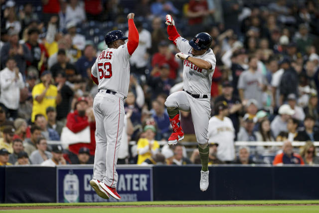 Chris Sale pitches 7 strong innings, beats Padres