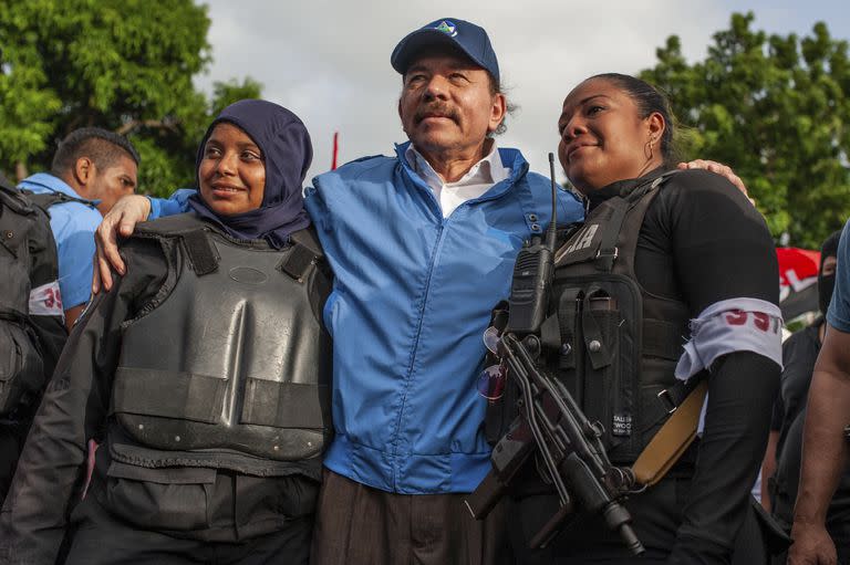 Policías de Nicaragua se toman una foto con el presidente Daniel Ortega, en Masaya, Nicaragua. (AP Foto/Cristobal Venegas, Archivo)