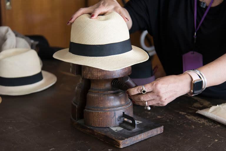 El taller de sastrería del Teatro San Martín, donde también se confeccionan sombreros