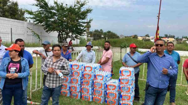 A los asistentes se les entregaron botellas de agua de 500 mililitros.