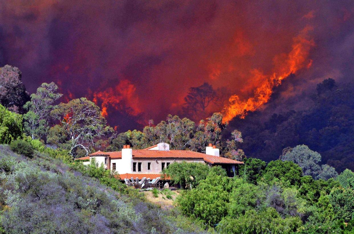 Homeowners and local governments can take steps to help protect homes from fires. <a href="https://newsroom.ap.org/detail/APTOPIXUSWildfires/db3162a1c93d49e7984c38f7fb7915bb/photo" rel="nofollow noopener" target="_blank" data-ylk="slk:AP Photo/Keith D. Cullom;elm:context_link;itc:0;sec:content-canvas" class="link ">AP Photo/Keith D. Cullom</a>