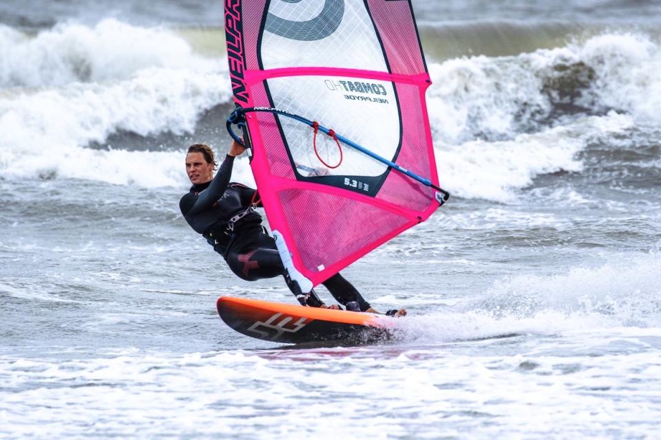 In seinem Alltag treibt Podzuweit täglich Sport, er ist erfolgreicher Windsurfer und deutscher Meister im Rugby