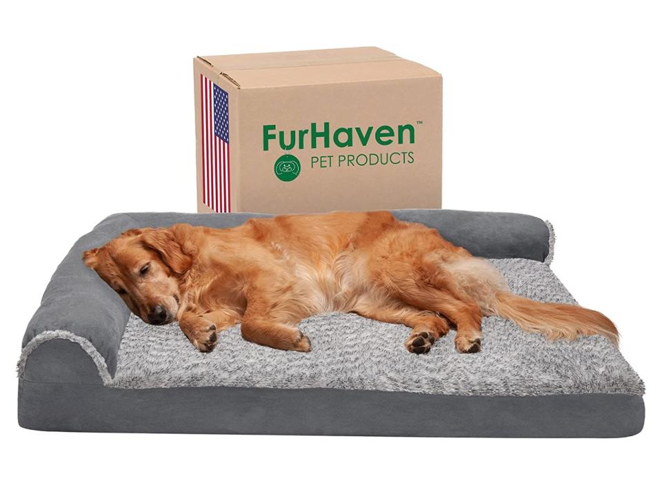 You’ll have no problem keeping this removable and machine-washable pet bed clean. (Source: Amazon)