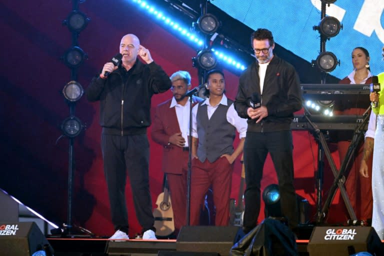 Gianni Infantino (izquierda) y el actor Hugh Jackman en el escenario del Global Citizen Festival en Nueva York el 28 de septiembre de 2024 (Noam Galai)