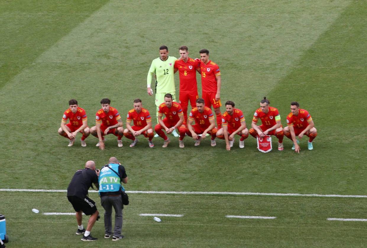 Das steckt hinter den kuriosen Teamfotos von Wales