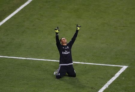 Football Soccer - Real Madrid v Atletico Madrid - UEFA Champions League Final - San Siro Stadium, Milan, Italy - 28/5/16 Real Madrid's goalkeeper Keylor Navas celebrates after Atletico Madrid's Juanfran missed a penalty goal. REUTERS/Tony Gentile