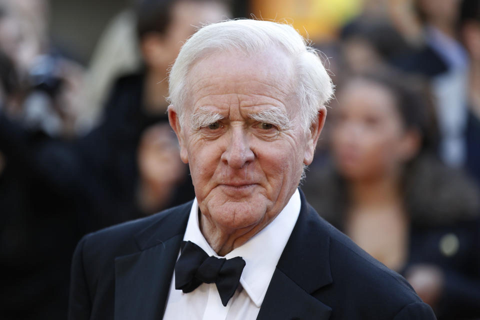 ARCHIVO - En esta fotografía del 13 de septiembre de 2011, el autor británico John le Carré asiste al estreno de "Tinker Tailor Soldier Spy" en Londres. (AP Foto/Sang Tan, Archivo)