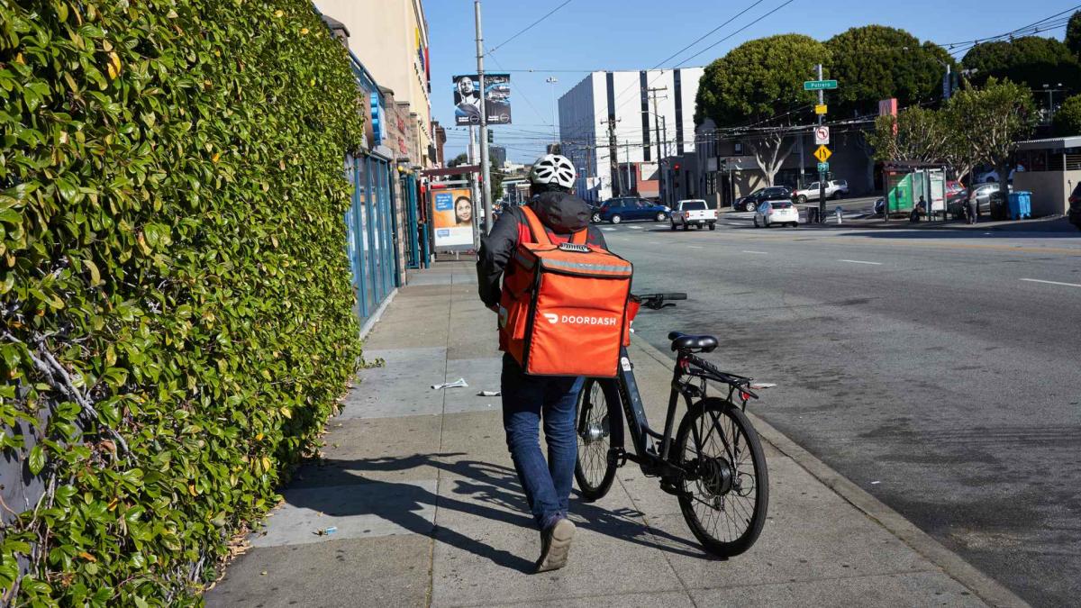 DoorDash tests a full-time employment option in New York as it