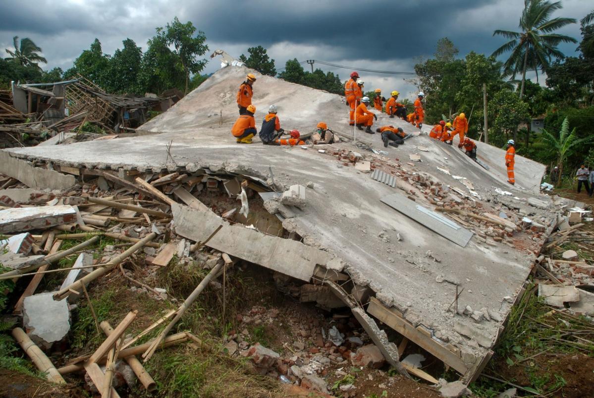 Gempa bumi di Indonesia menewaskan sedikitnya 46 orang ketika operasi penyelamatan terhenti karena tanah longsor