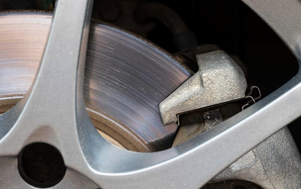煞車在使用時也會有粉塵產生，而未來不論是輪胎或煞車都會有更多環保規定。(圖片來源：Simple Green)