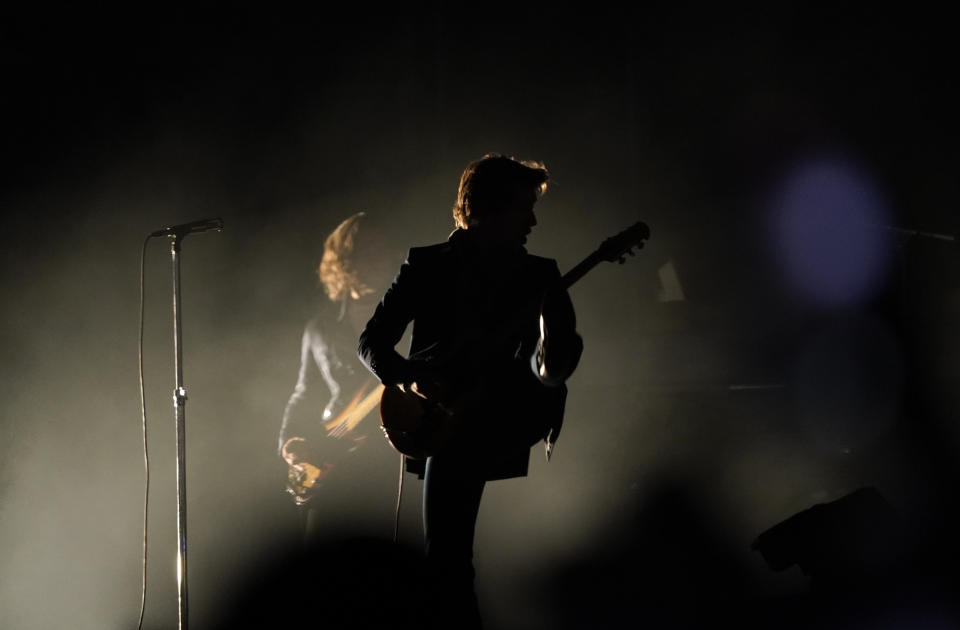 Alex Turner de Arctic Monkeys durante su concierto en el festival Corona Capital en la Ciudad de México el 19 de noviembre de 2022. (Foto AP/Eduardo Verdugo)