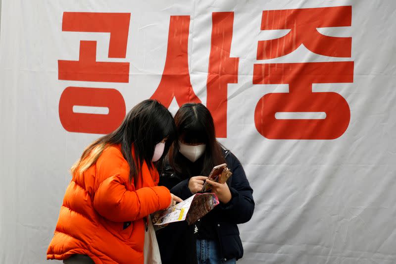 Tourists wear masks to prevent contracting coronavirus in Seoul