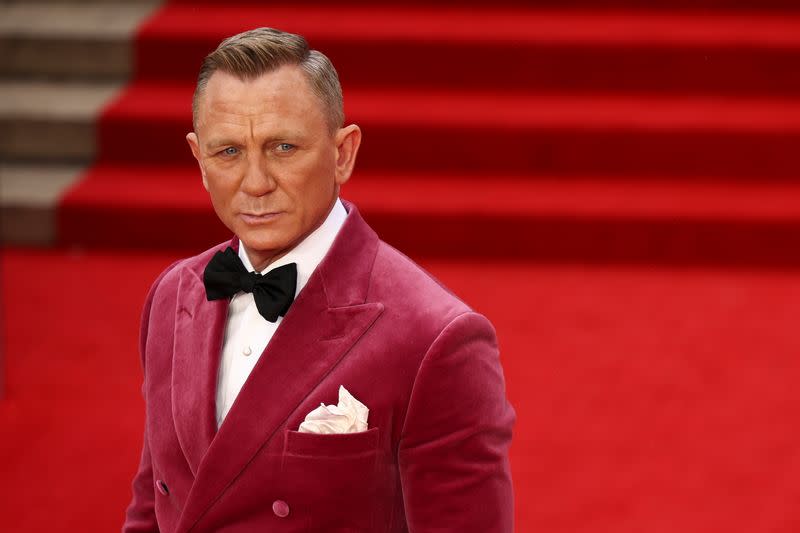 El miembro del reparto Daniel Craig posa a su llegada al estreno mundial de la nueva película de James Bond "No Time To Die" en el Royal Albert Hall de Londres, Gran Bretaña.