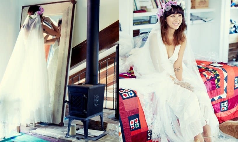 在2013年婚禮上，李孝利穿著20幾歲時，在泰國旅遊相中的白色洋裝，樣式簡單、價格僅韓幣 10 萬元  圖片來源：jtbc