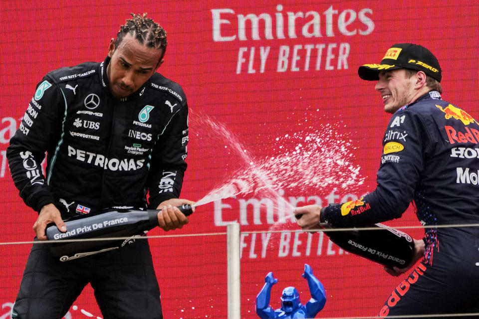 Max Verstappen (derecha) de Red Bull celebra en el podio con su rival Lewis Hamilton (Mercedes) tras ganar el Gran Premio de Francia, el domingo 20 de junio de 2021, en Le Castellet. (AP Foto/Francois Mori)