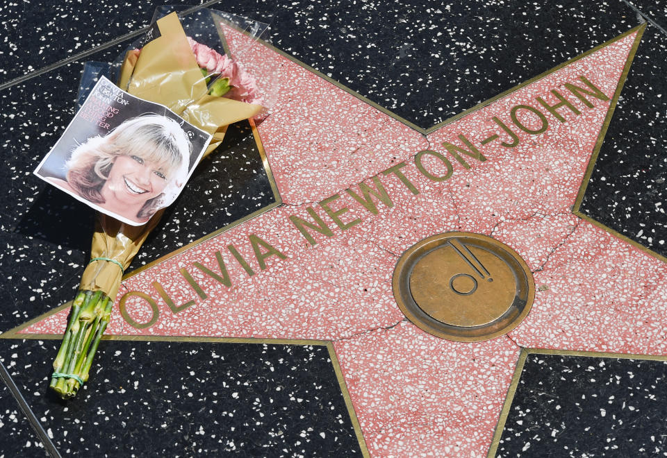 Flores en la estrella de Olivia Newton-John en el Hollywood Walk of Fame 8 de agosto de 2022 en Hollywood, California. (Photo by Rodin Eckenroth/Getty Images)