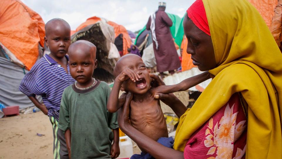 Innerhalb von sechs Jahren wurden laut einem UN-Bericht Millionen Minderjährige wegen verheerenden Klimaereignissen aus ihrer Heimat vertrieben. (Bild: Farah Abdi Warsameh/AP/dpa)